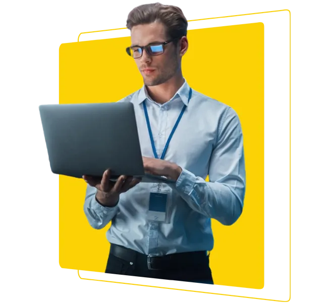 Profesional sosteniendo un computador portátil mientras observa la pantalla