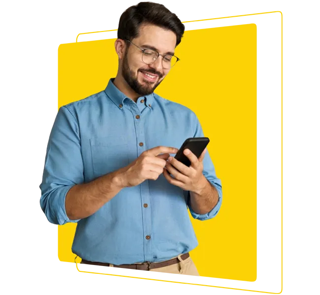 Persona sonriendo mientras usa un teléfono móvil.