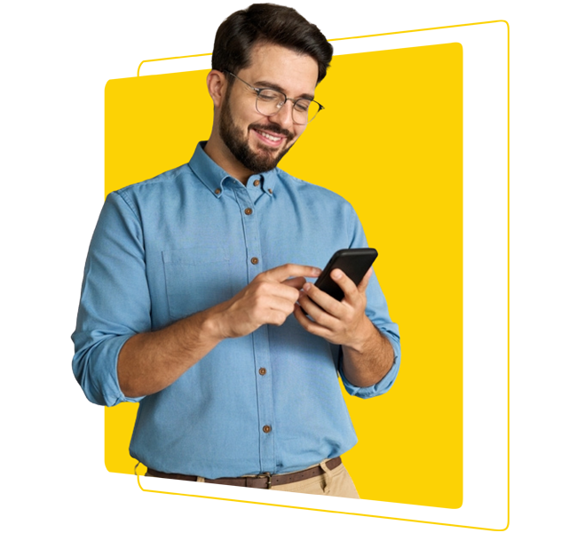 Persona sonriendo mientras usa un teléfono móvil.