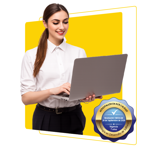 Mujer sonriendo mientras trabaja en un computador portátil.