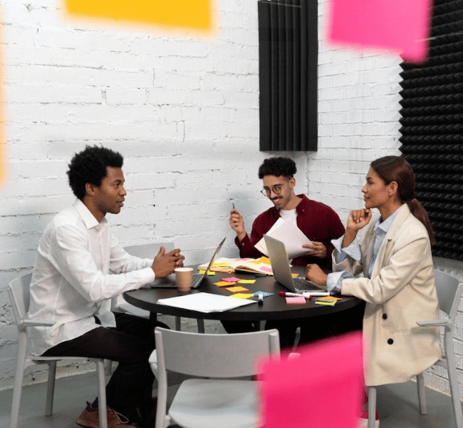 Personas organizando ideas en computador